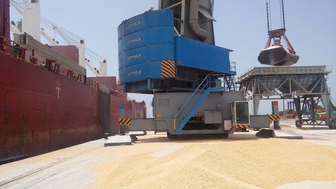 Buque granelero de Dcoop en el puerto