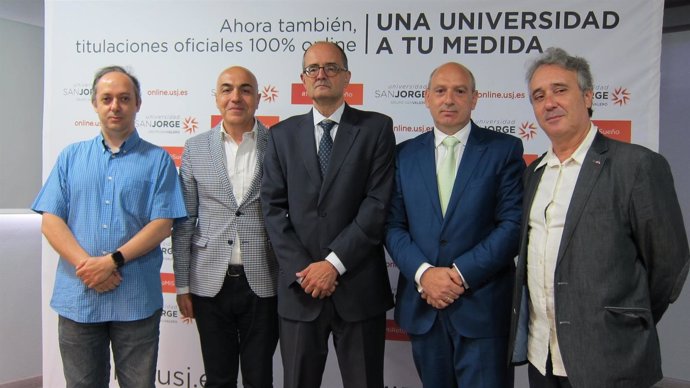 Responsables de los grados con el rector de la USJ y César Romero      