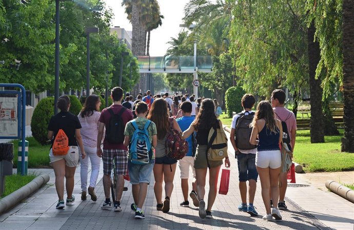 Estudiantes en el campus científico de la UPV