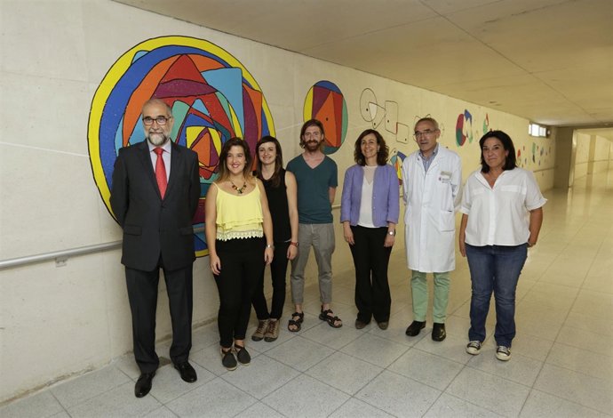Representantes del Gobierno junto a los artistas