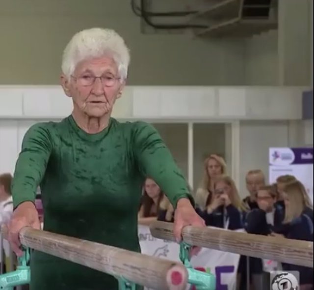 Gimnasta de 91 años sigue haciendo ejercicios de barra