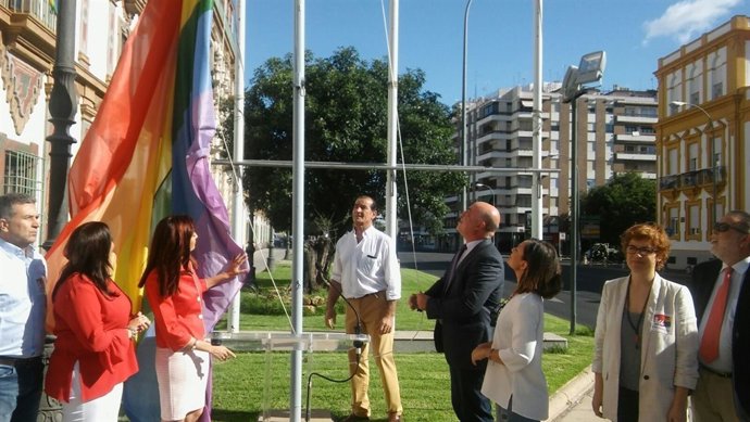 Antonio Ruiz iza la bandera arco iris a las puertas de la Diputación