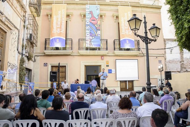 Casi un centenar de personas han participado en la primera 'Tarde del IEA'.