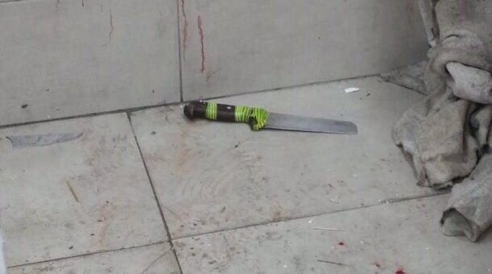 Cuchillo supuestamente utilizado por el hombre que ha atacado a dos policías