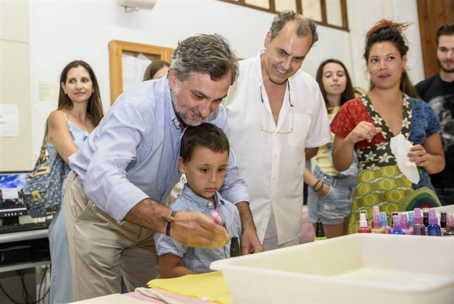 El diputado Ángel Escobar ha participado en uno de los talleres Conduce Tu Vida.