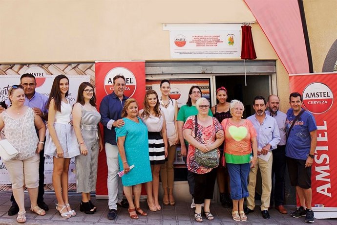Familiares, festeros y autoridades ante la placa en la Foguera Campoamor