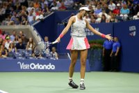Muguruza se despide dolorosamente de Eastbourne y Djokovic se estrena con victoria