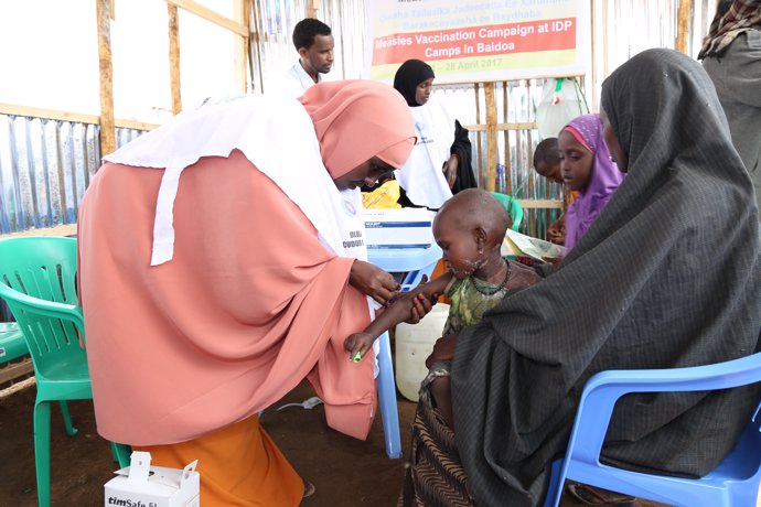Un niño vacunado en una campaña contra el sarampión en Somalia