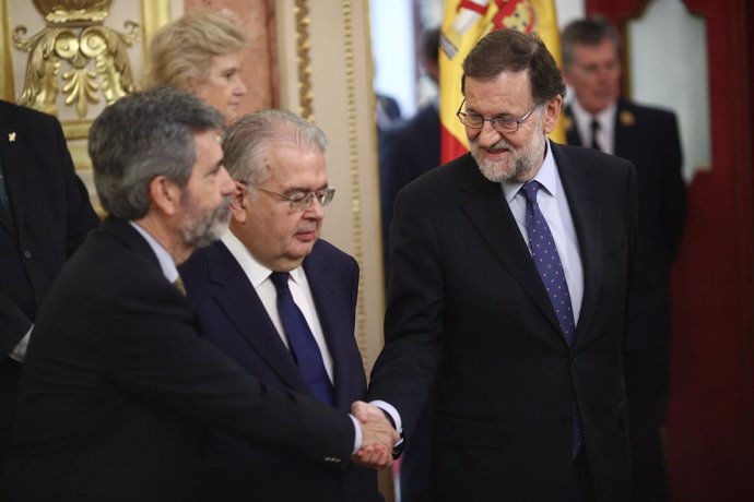Carlos Lesmes y Rajoy en el homenaje a las víctimas del terrorismo