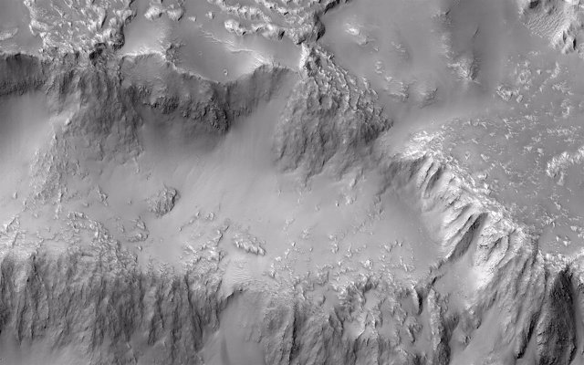 Antiguo flujo de lava en cascada localizado en Marte