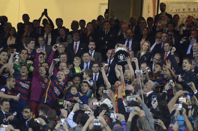 Iniesta levantando la Copa del Rey 2016