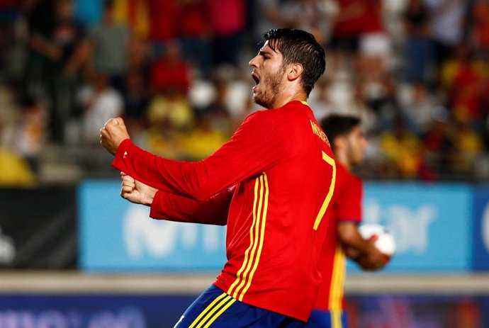 Álvaro Morata celebra un gol con la selección española