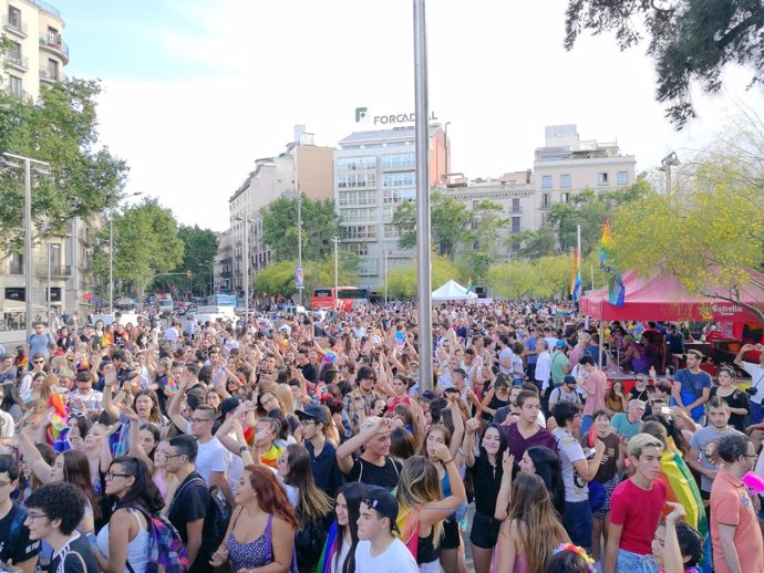 Fiesta del X Pride Barcelona en la plaza Universitat