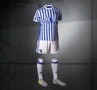 La Real Sociedad presenta su nueva equipación con más franjas blanquiazules