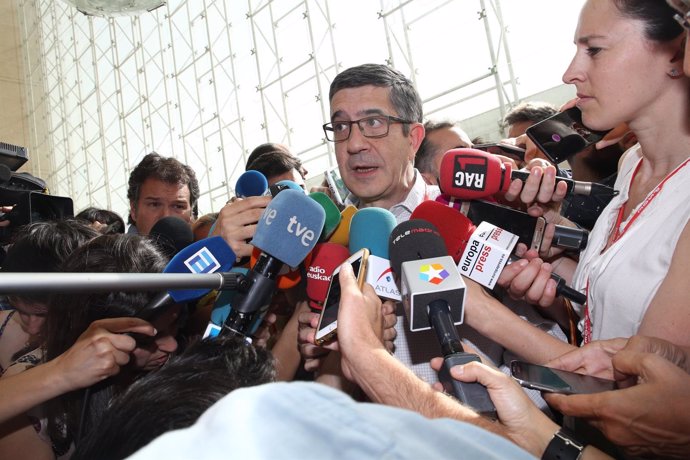 Patxi López a su llegada al Congreso del PSOE