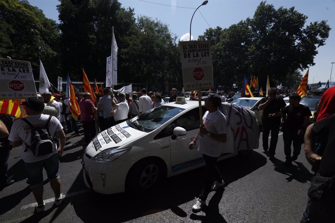 Manifestación de taxistas en Madrid contra Uber y Cabify