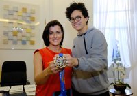 La alcaldesa de Santander felicita a Laura Nicholls por el triunfo en el Eurobasket