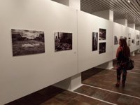 Los alumnos del IES Pablo Neruda exponen en la Diputación su viaje fotográfico 'Polonia, espejos del alma'