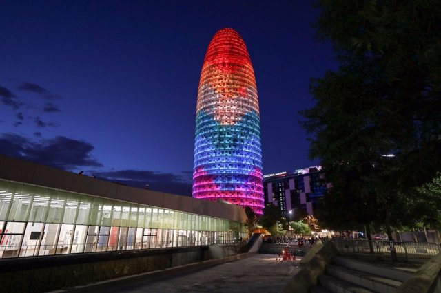 La Torre Agbar se ilumina por el 40 aniversario del Orgullo LGBTI
