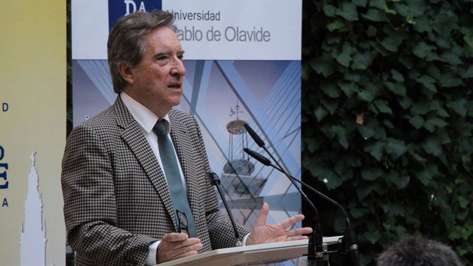 Iñaki Gabilondo inagura los cursos de la UPO en Carmona