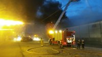 Sucesos.- Los bomberos de la DPZ controlan un incendio declarado en una empresa de Pinseque