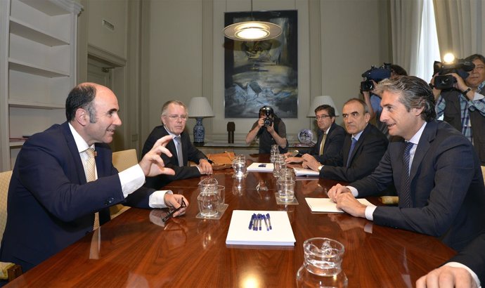 El vicepresidente navarro Manu Ayerdi con el ministro Íñigo de la Serna.