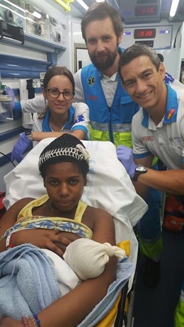 Una mujer da a luz en un centro de salud