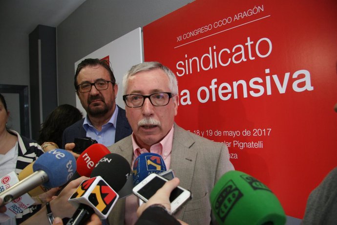 Ignacio Fernández Toxo, junto con Julián Buey, atiende a los medios.