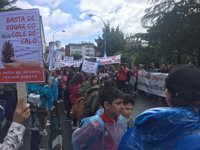 Protesta masiva en Santiago contra el cierre de centros educativos