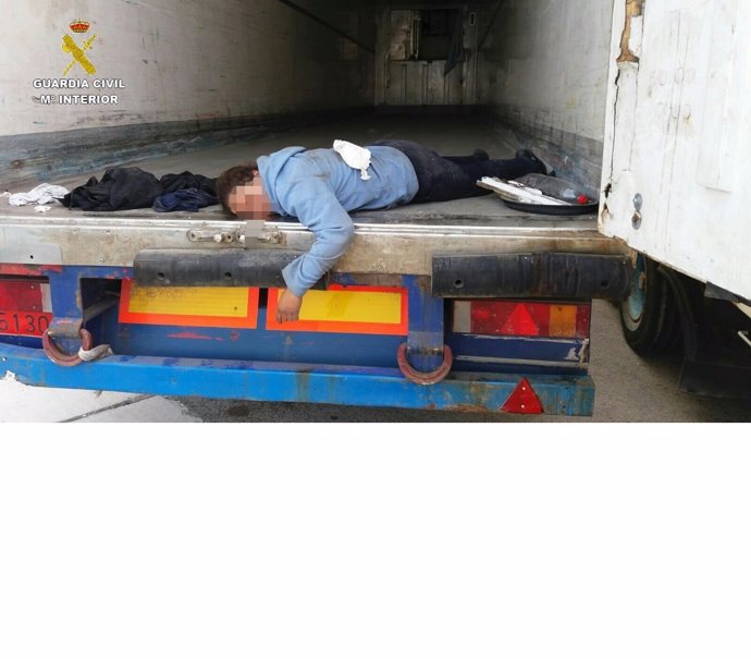 Inmigrante embarazada localizada en el doble fondo de un camión