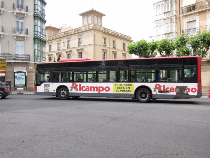 Un Autobús Urbano En Una Calle De Logroño