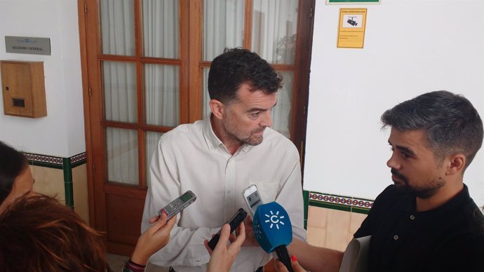 El coordinador general de IULV-CA, Antonio Maíllo, en declaraciones a los medios