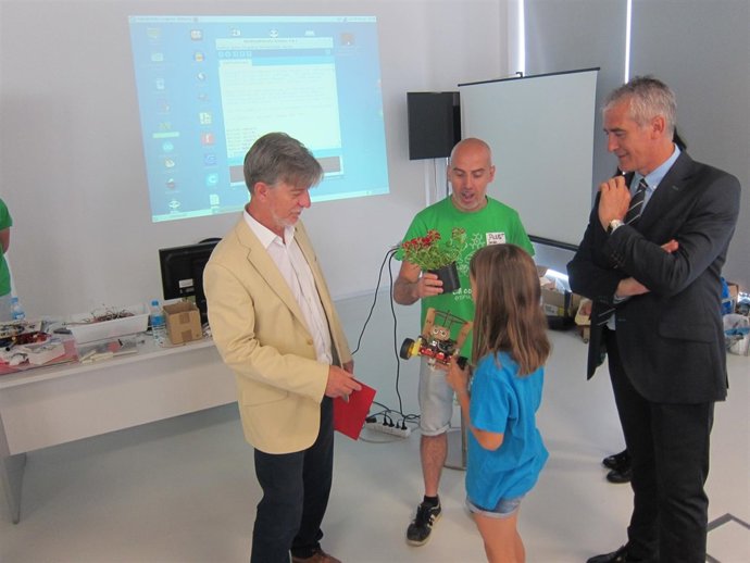 Santisteve y Juan Carlos Sánchez (Ibercaja) en la  colonia Etopia Kids