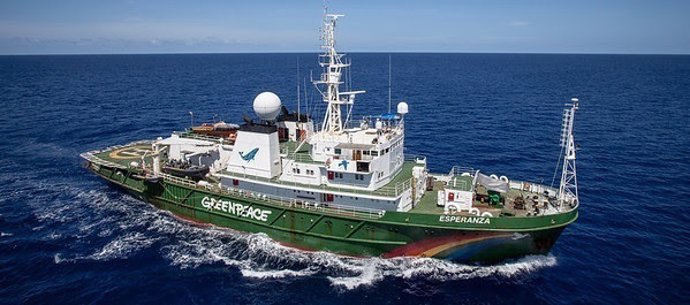 El buque Esperanza de Greenpeace en el Océano Índico