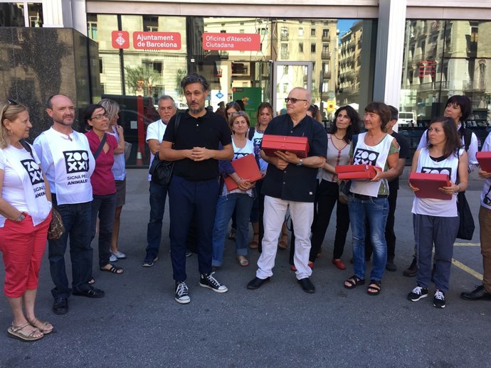 La plataforma Zoo XXI entrega 25.000 signatures a Fernando Pindado