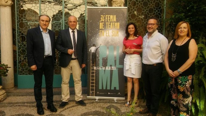 Ruiz y Crespín (a ambos lados del cartel) durante la presentación de la feria