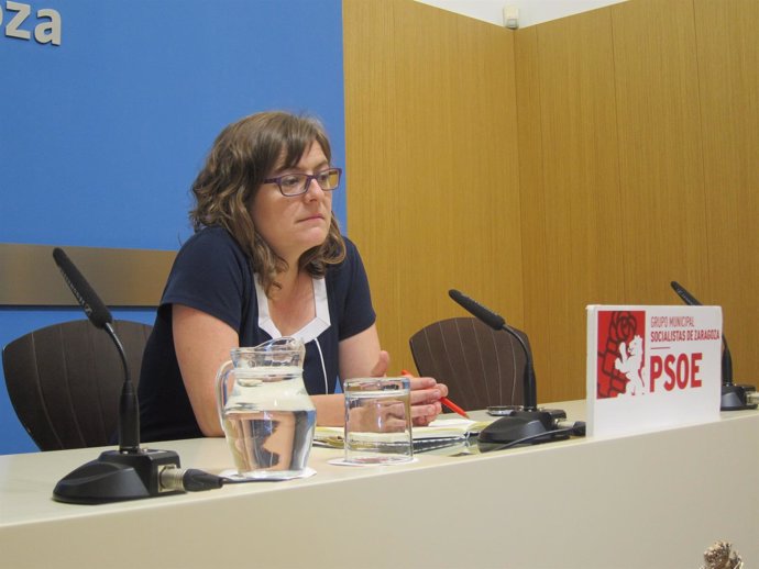 La concejal del PSOE, Marta Aparicio, en rueda de prensa en el Ayuntamiento