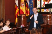 El equipo de gobierno alaba a Hila y la oposición critica su gestión