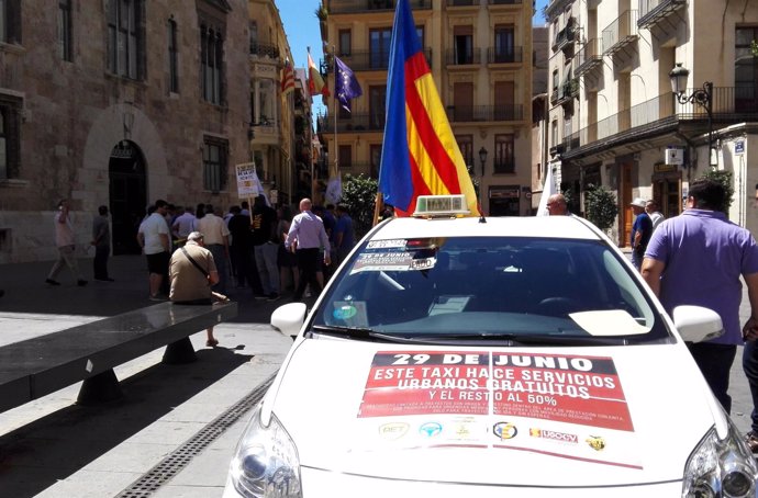 Concentración de taxistas ante el Palau de la Generalitat