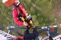 Un helicóptero de la Ertzaintza rescata a un trabajador forestal herido al ser golpeado en la cabeza por un pino