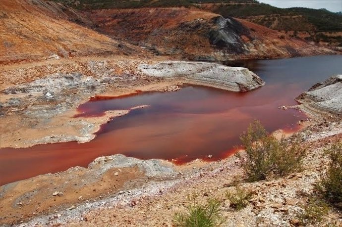 Río Odiel tras el vertido de la mina de La Zarza, en Huelva.
