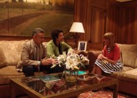 La presidenta del Parlamento recibe a Francesca Friz-Prguda, representante de ACNUR en España