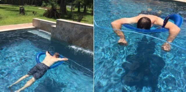 Este hombre se echa una siesta en la piscina con gafas y tubo de buceo