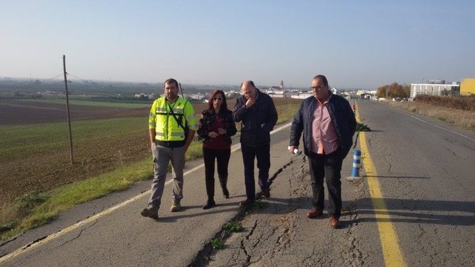 La alcaldesa visita la carretera.