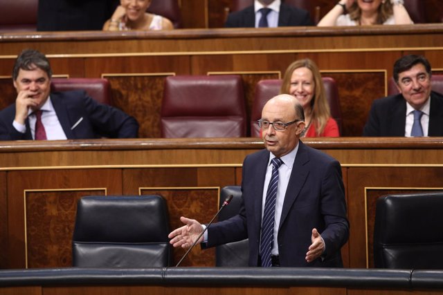 Cristóbal Montoro durante la sesión de control al Gobierno en el Congreso