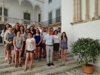 El Govern y el Institut Ramon Llull dan la bienvenida a los estudiantes británicos de viaje cultural a Mallorca