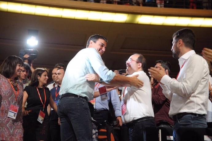 Pedro Sánchez y Miquel Iceta se saludan en el 39 Congreso Federal del PSOE