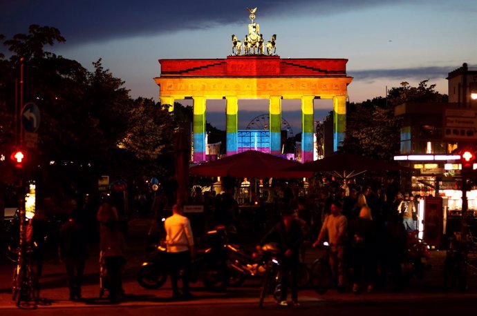 Puerta de Brandemburgo con la bandera LGTBI