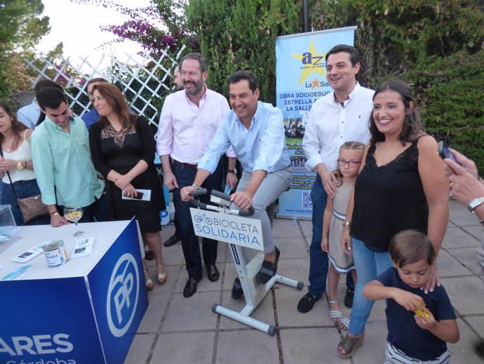 Juanma Moreno junto a Adolfo Molina y cargos del PP cordobés