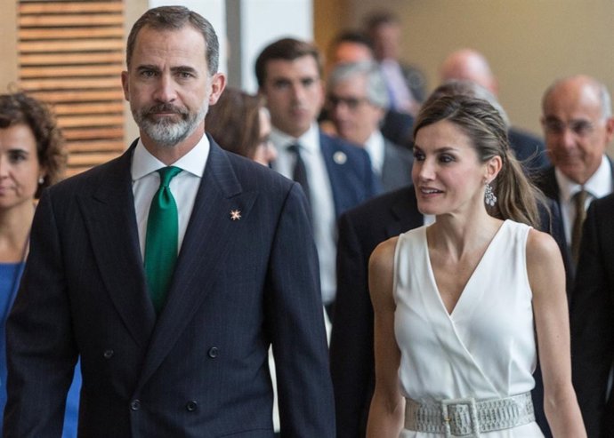 La Reina Letizia sucumbe al total white en la prenda estrella de la temporada